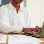 court reporter using proper deposition transcipt format in court.